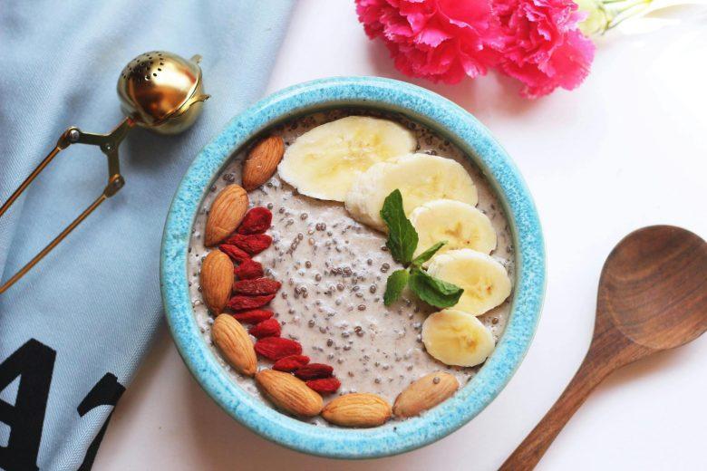 Pudim de chia com frutas e aveia