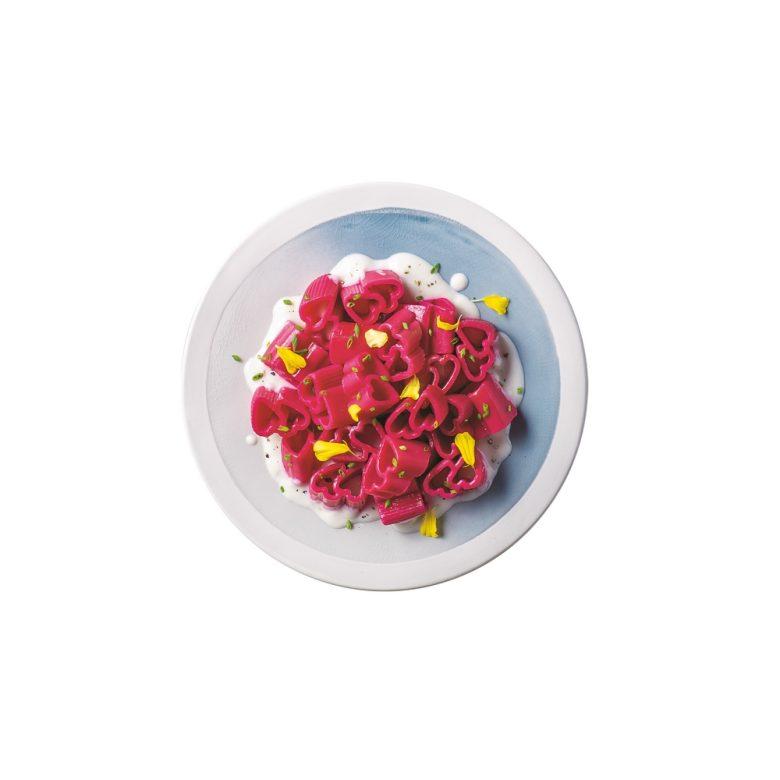 Pasta love com beterraba e creme de parmesão