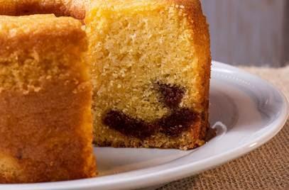 Bolo de fubá com goiabada da vovó