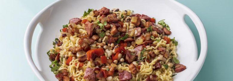 Lámen com feijão fradinho, bacon e calabresa