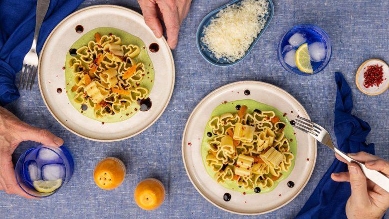 Pasta love com creme de parmigiano, matcha, damasco e pimenta rosa