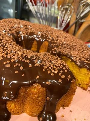 Bolo especial de cenoura com calda de chocolate