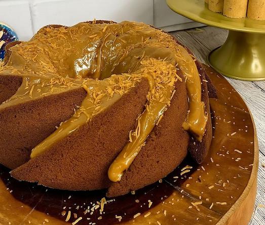 Bolo especial de fubá com doce de leite e coco