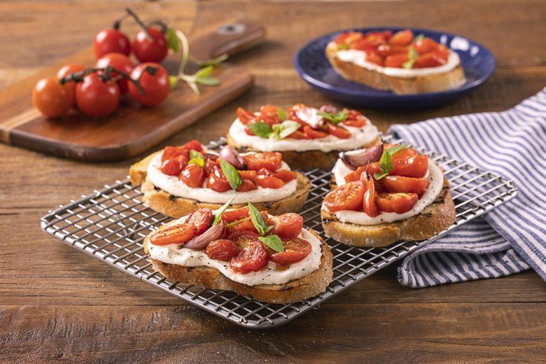 Brusquetta com creme de ricota e tomates confitados
