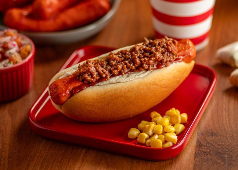 Cachorro-quente com salsicha e carne moída