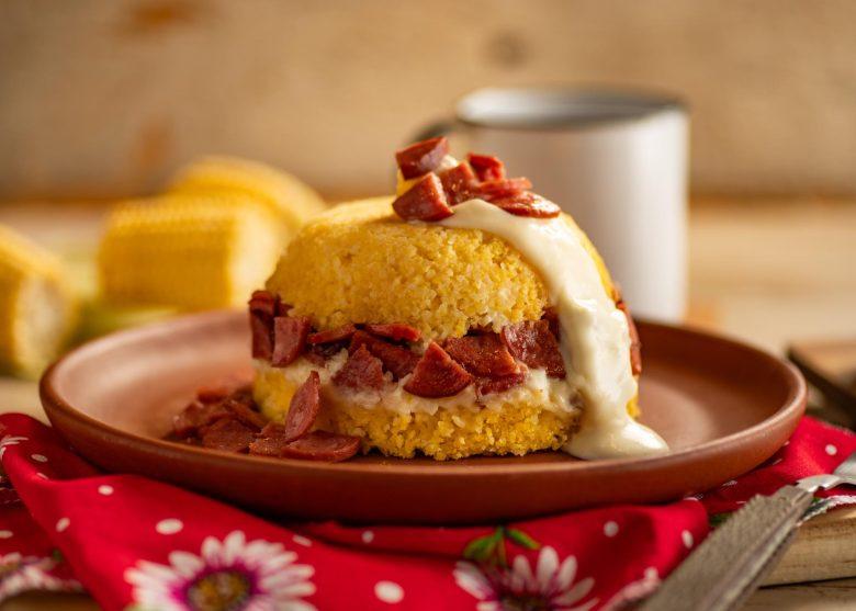 Cuscuz com calabresa e catupiry