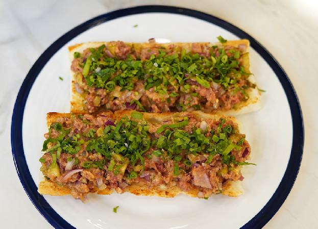 Carne de onça com pepino em conserva