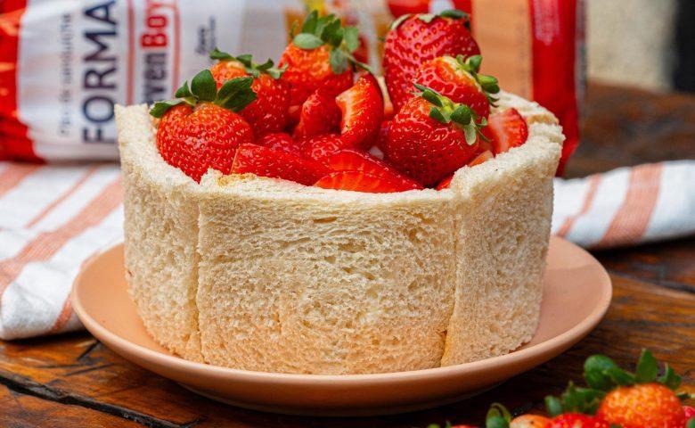 Charlotte de pão com frutas