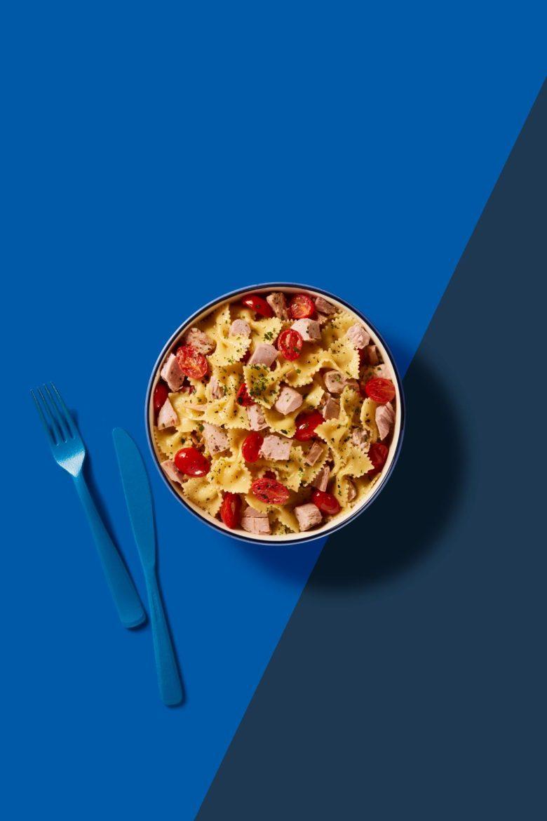 Salada de macarrão com atum e tomatinho