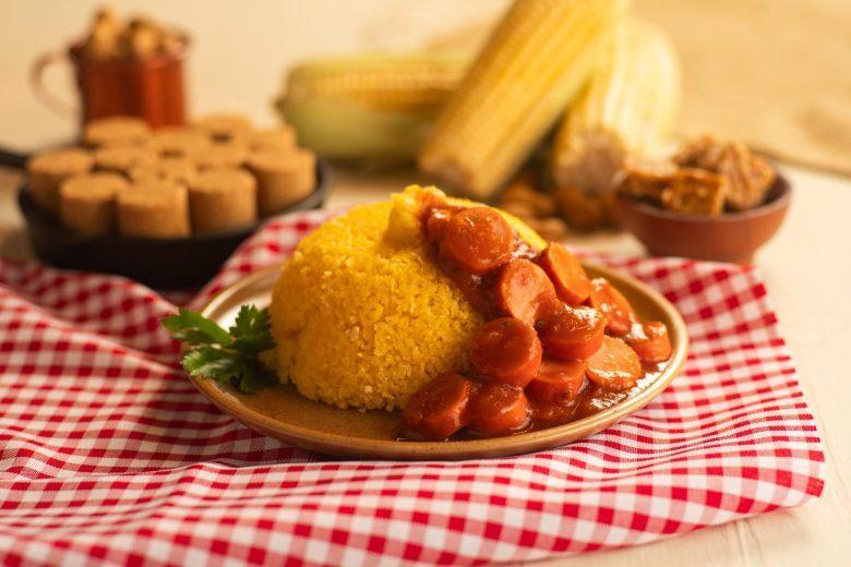Cuscuz no micro-ondas com molho de tomate e salsicha