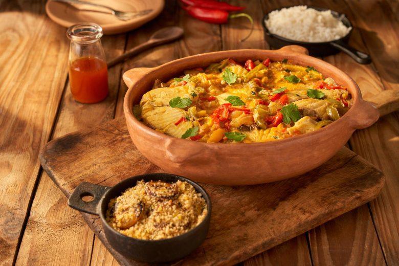 Moqueca de cação com farofa de banana