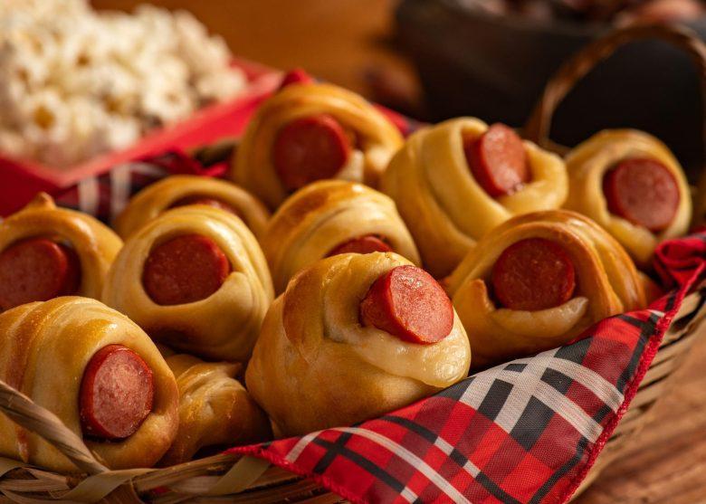 Enroladinho de salsicha com queijo-manteiga