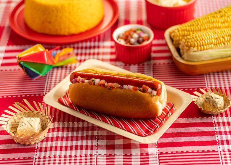 Hot dog com vinagrete, milho, ketchup e mostarda