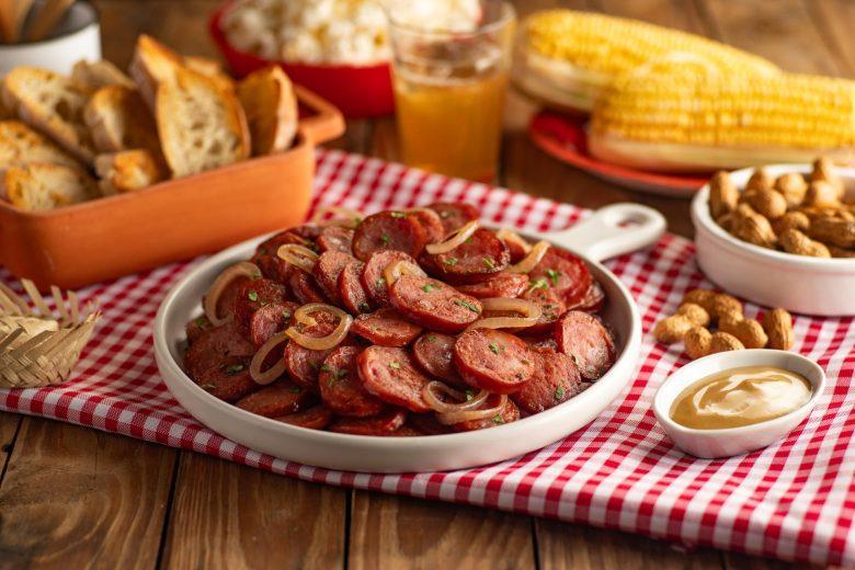 Linguiça calabresa acebolada com molho de mel e mostarda