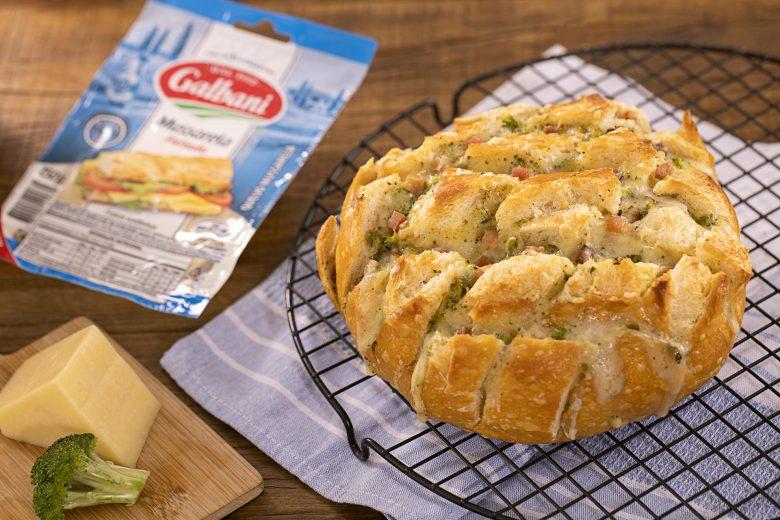 Pão italiano aperitivo com mozarela, brócolis e bacon