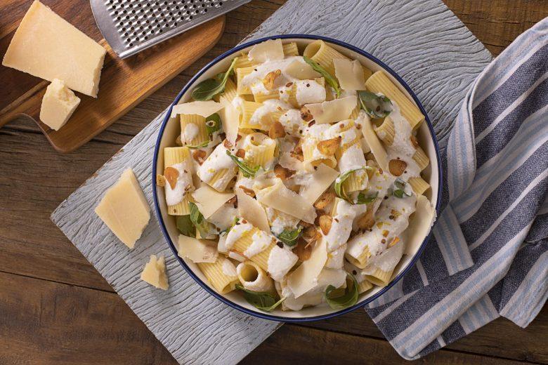 Salada de rigatoni com creme de ricota ao limone e lascas de grana padano