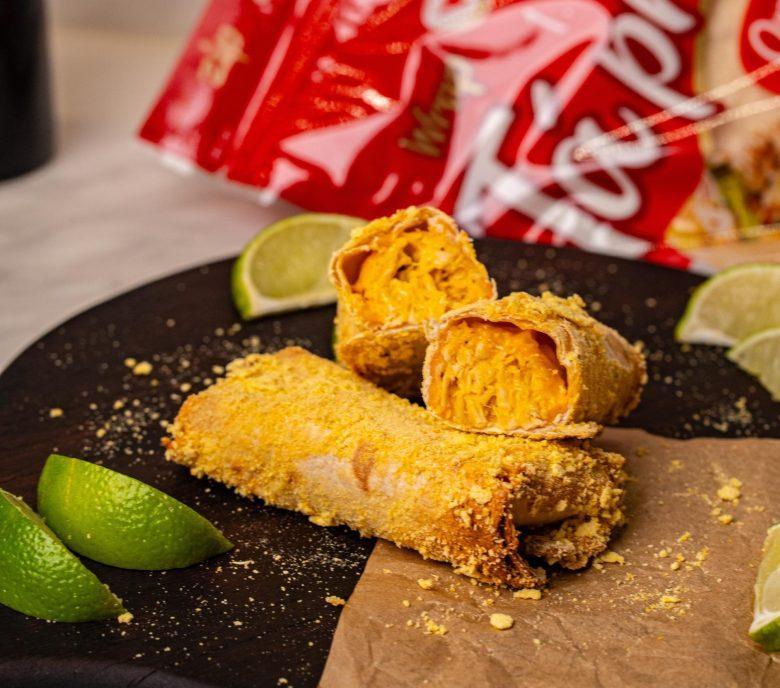 Rolinho crocante de frango com queijo cheddar