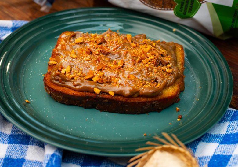 Toast de pé de moleque no pão de coco