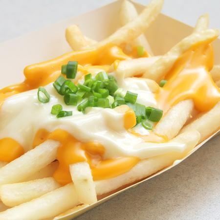 Batata frita com molho 3 queijos