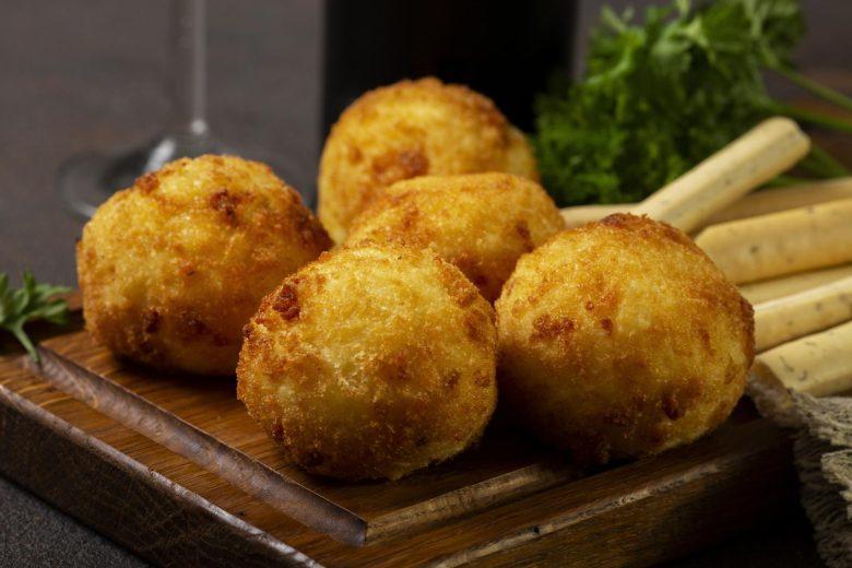 Bolinho de arroz com queijo e ervas