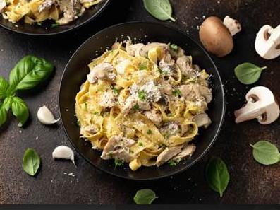 Fettuccine ao molho branco com frango ou cogumelo