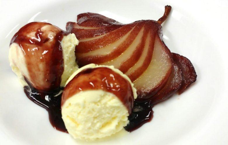 Pera ao vinho com sorvete de creme