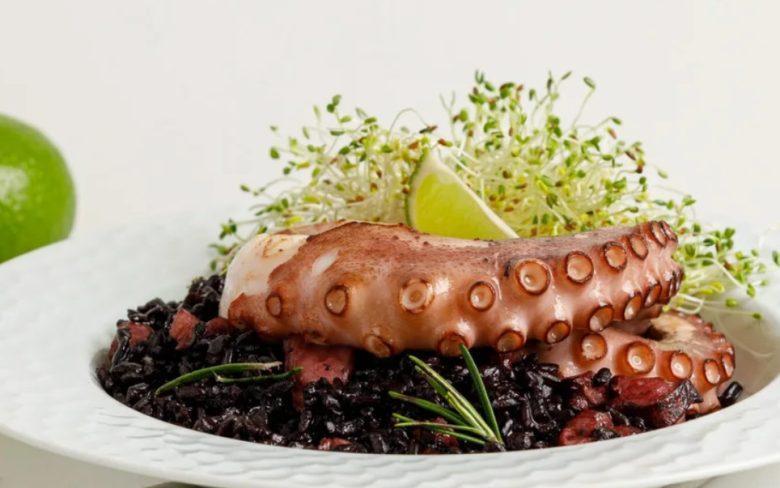 Arroz preto com polvo