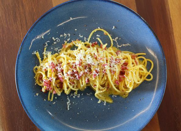 Carbonara de creme de pequi com linguiça
