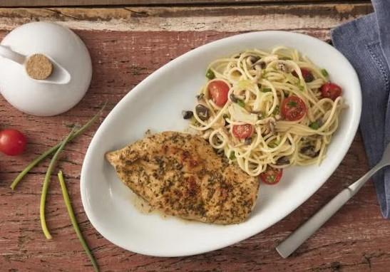 Macarrão com cogumelo e filé de frango