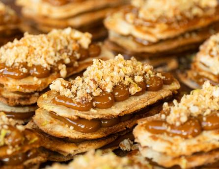 Mil-folhas de bisnaga com doce de leite e pé de moleque