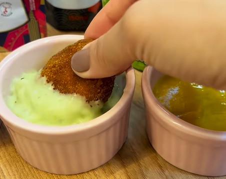 Nugget recheado com queijo e mostarda