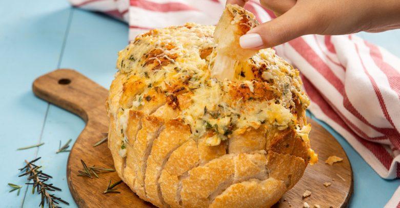 Pão de alho com mix de queijos e ervas