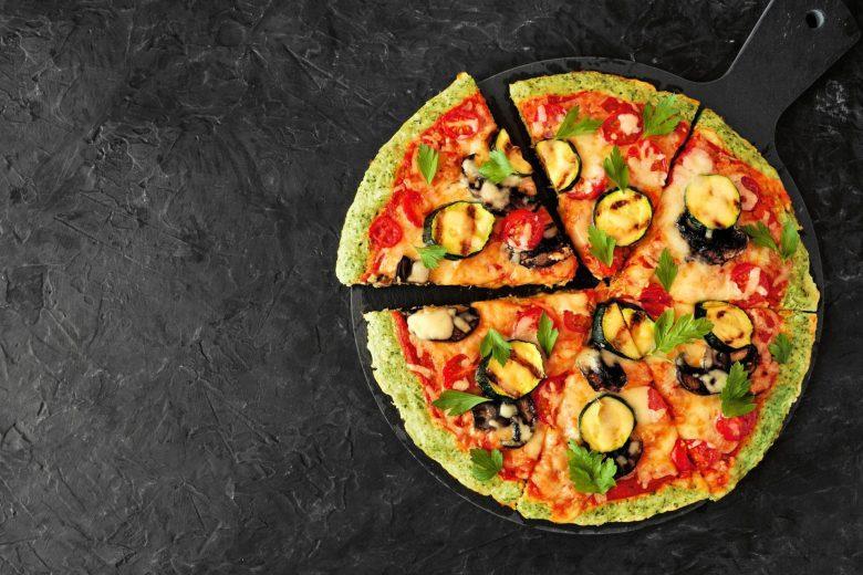 Pizza com massa de brócolis