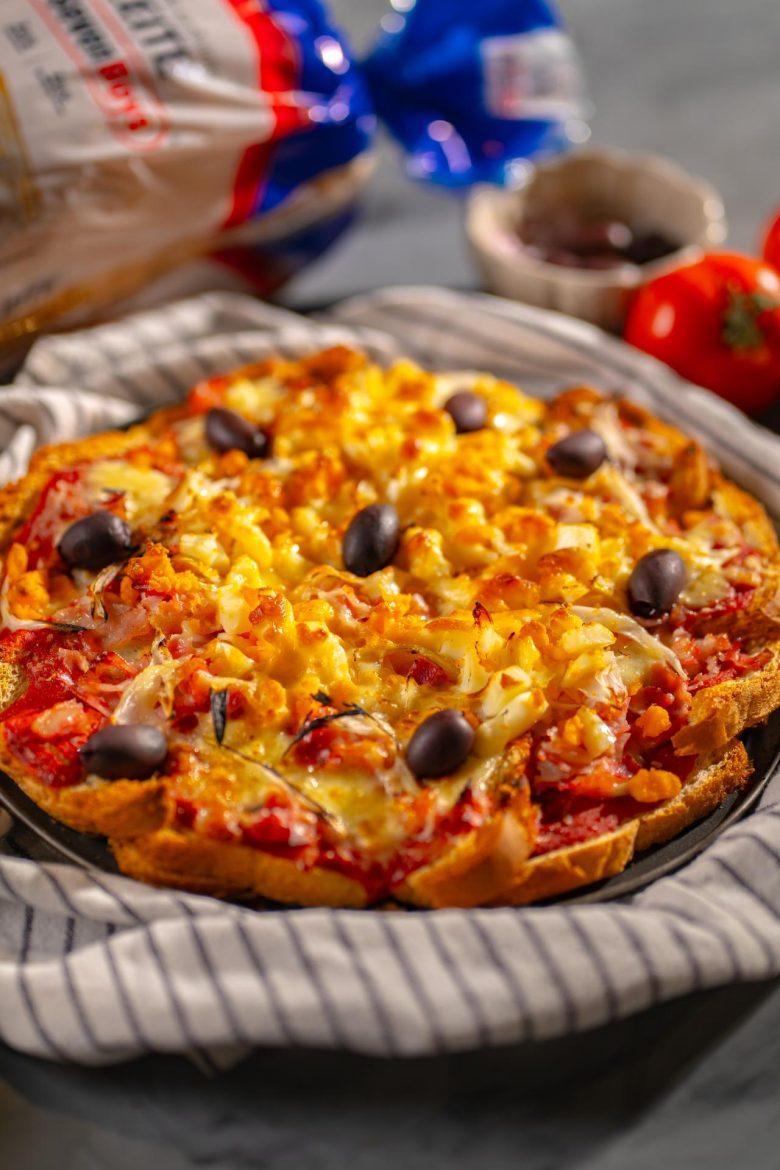 Pizza de pão com recheio portuguesa