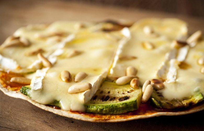 Pizza de frigideira de muçarela com abobrinha