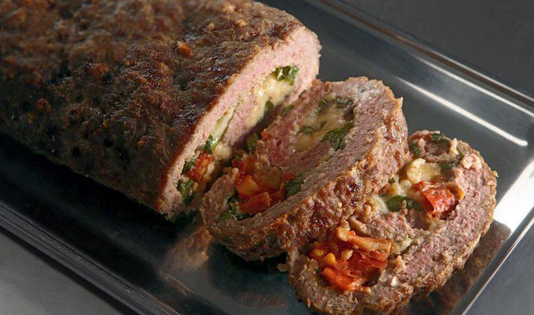 Rocambole de carne recheado com maionese