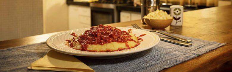 Ragu de linguiça calabresa com polenta