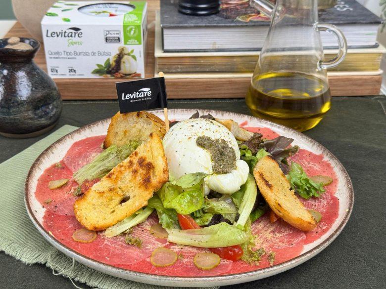 Salada de carpaccio de carne com burrata de pesto de manjericão