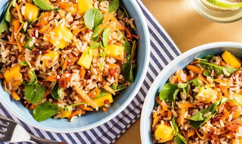 Salada de arroz integral e arroz vermelho e tomate
