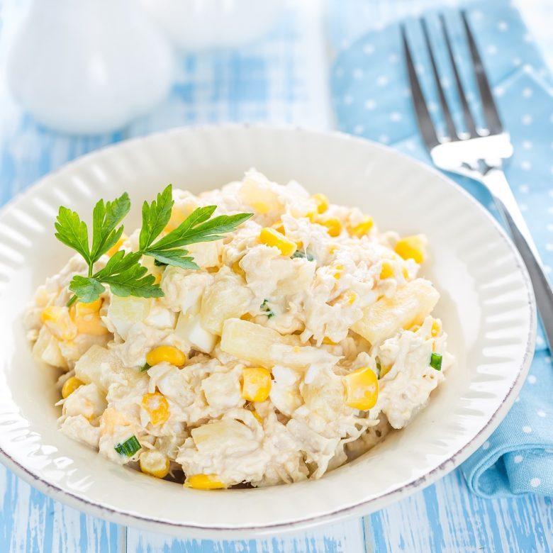 Cozinhe o frango com água e sal, escorra, desfie e reserve em uma saladeira.Pique a cebola e a maçã sem casca em cubinhos. Junte-as ao frango já desfiado, regue com o suco de limão e misture.Acrescente a cenoura, a ervilha, o milho, a azeitona picada e o cheiro-verde picado. Mexa e adicione a maionese. Misture delicadamente e verifique o sal. Se preferir, sirva com alface e tomate-cereja.