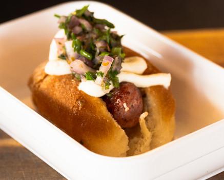 Sanduíche de linguiça com chimichurri e cream cheese