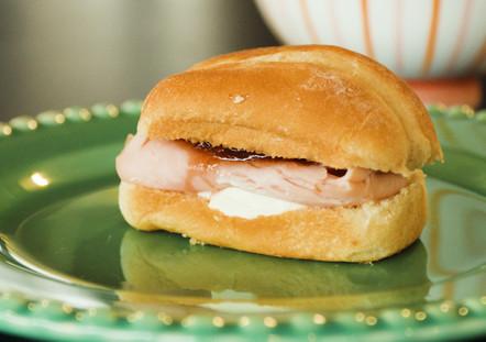 Sanduíche de peru com geleia e cream cheese