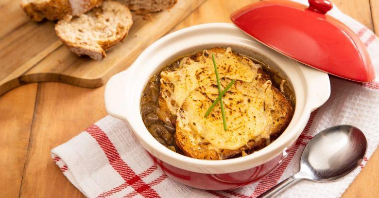 Sopa de cebola francesa com queijo