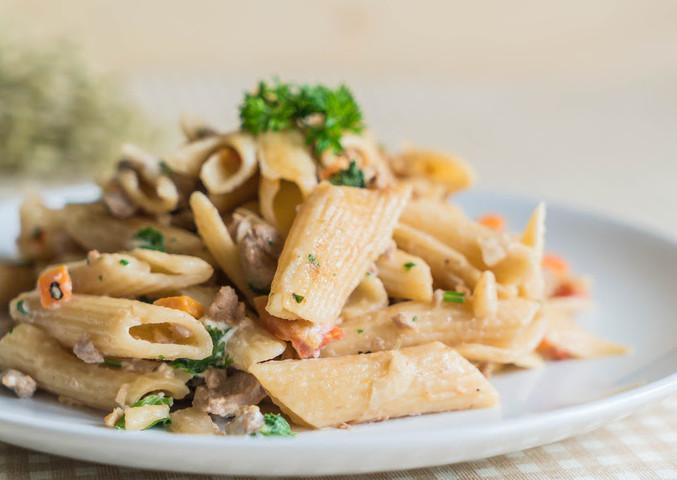 Penne com filé-mignon ao molho de mostarda e cogumelos
