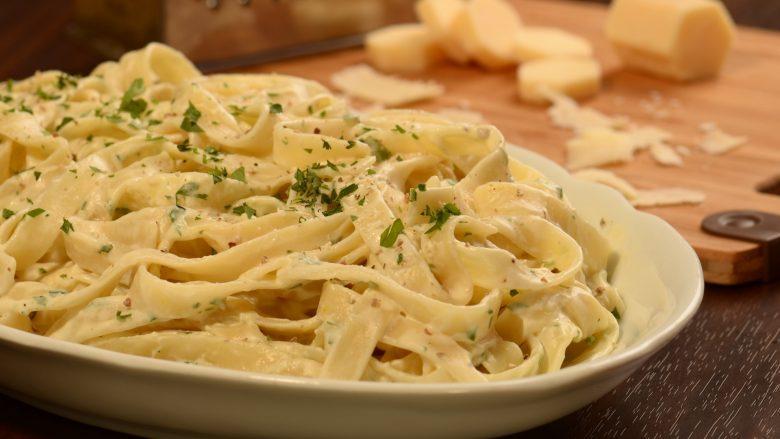 Talharim com molho Alfredo