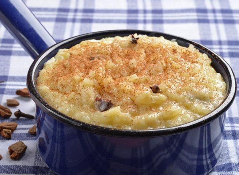 Arroz-doce cremoso com canela e cravo-da-Índia