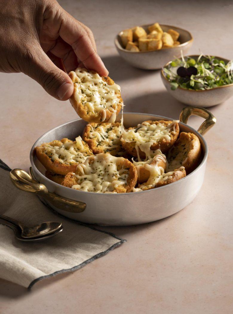 Toast de rosbife com gratinado com fondue e parmesão