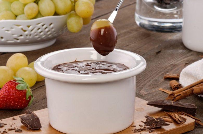Fondue de chocolate com uva
