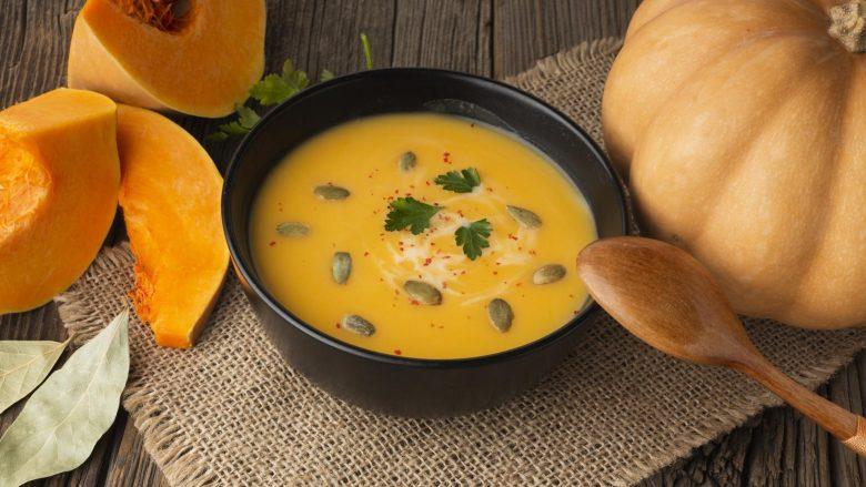 Sopa de creme de moranga e queijo feta