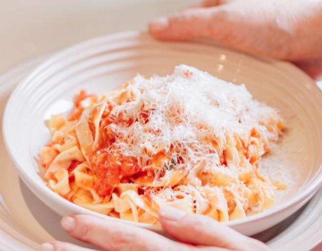 Massa fresca com molho de tomate assado